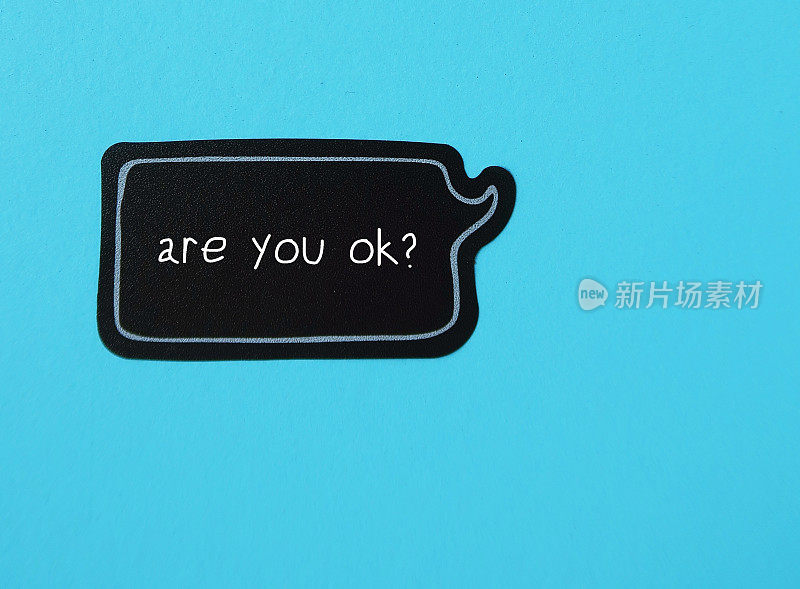 蓝色背景演讲稿贴纸，手写文字ARE YOU OK?，向你关心的人提问以表示支持和帮助